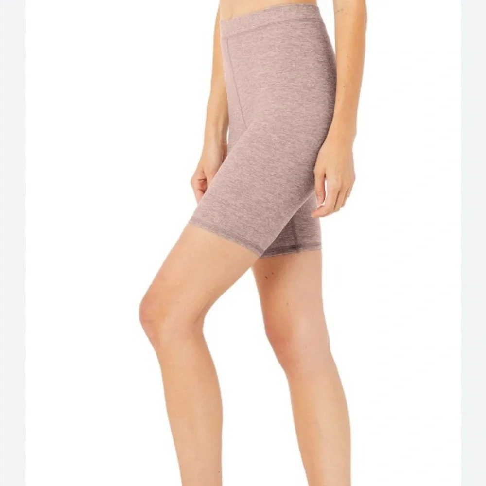 High-Waist Alosoft Flow Biker Short in Smoky Quartz Heather by Alo Yoga - Picture 3 of 3